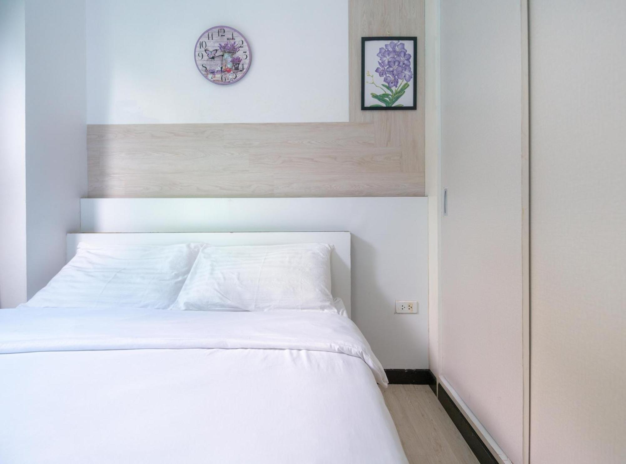 Baan Sabai Rama IV Apartment Бангкок Екстер'єр фото