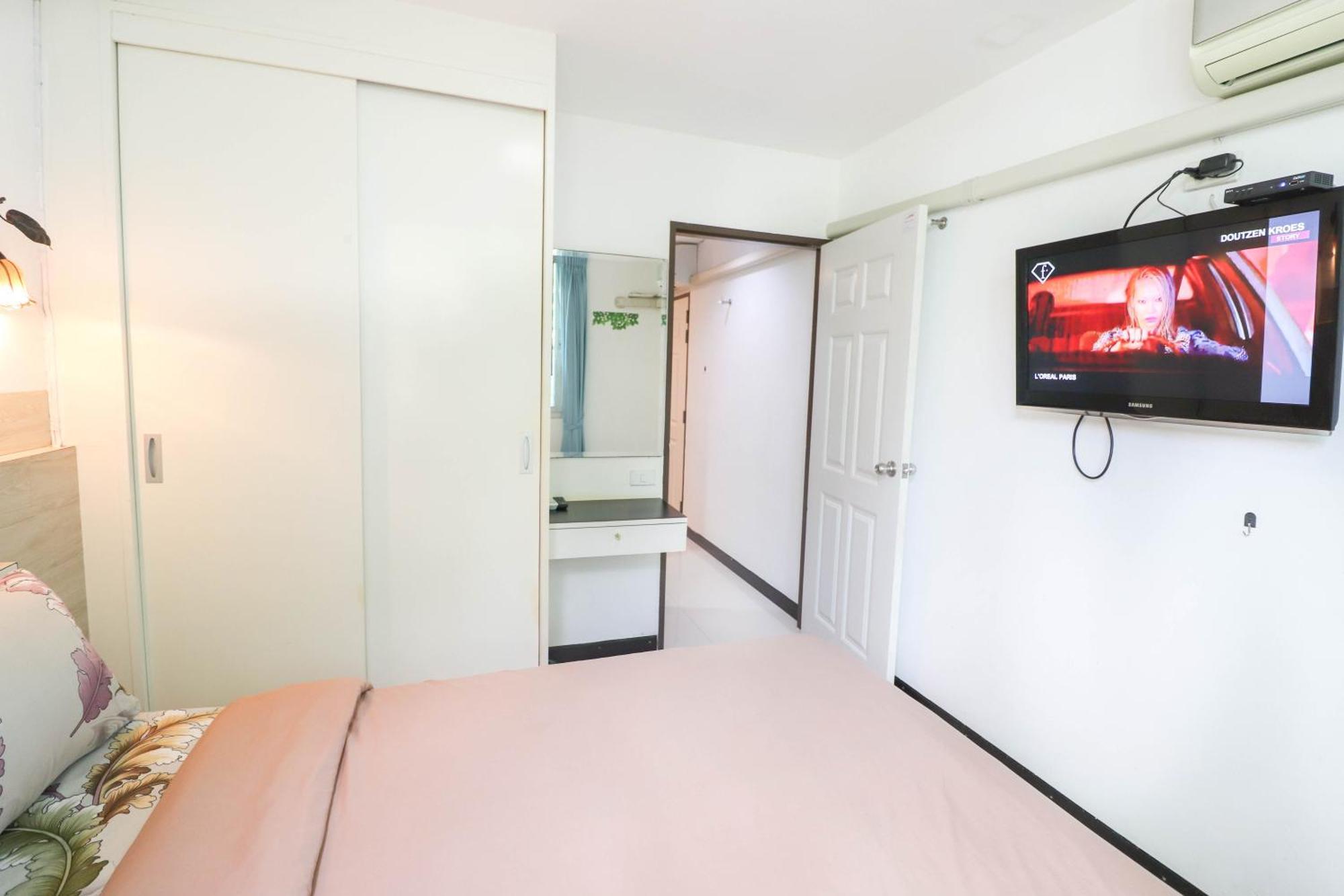 Baan Sabai Rama IV Apartment Бангкок Екстер'єр фото