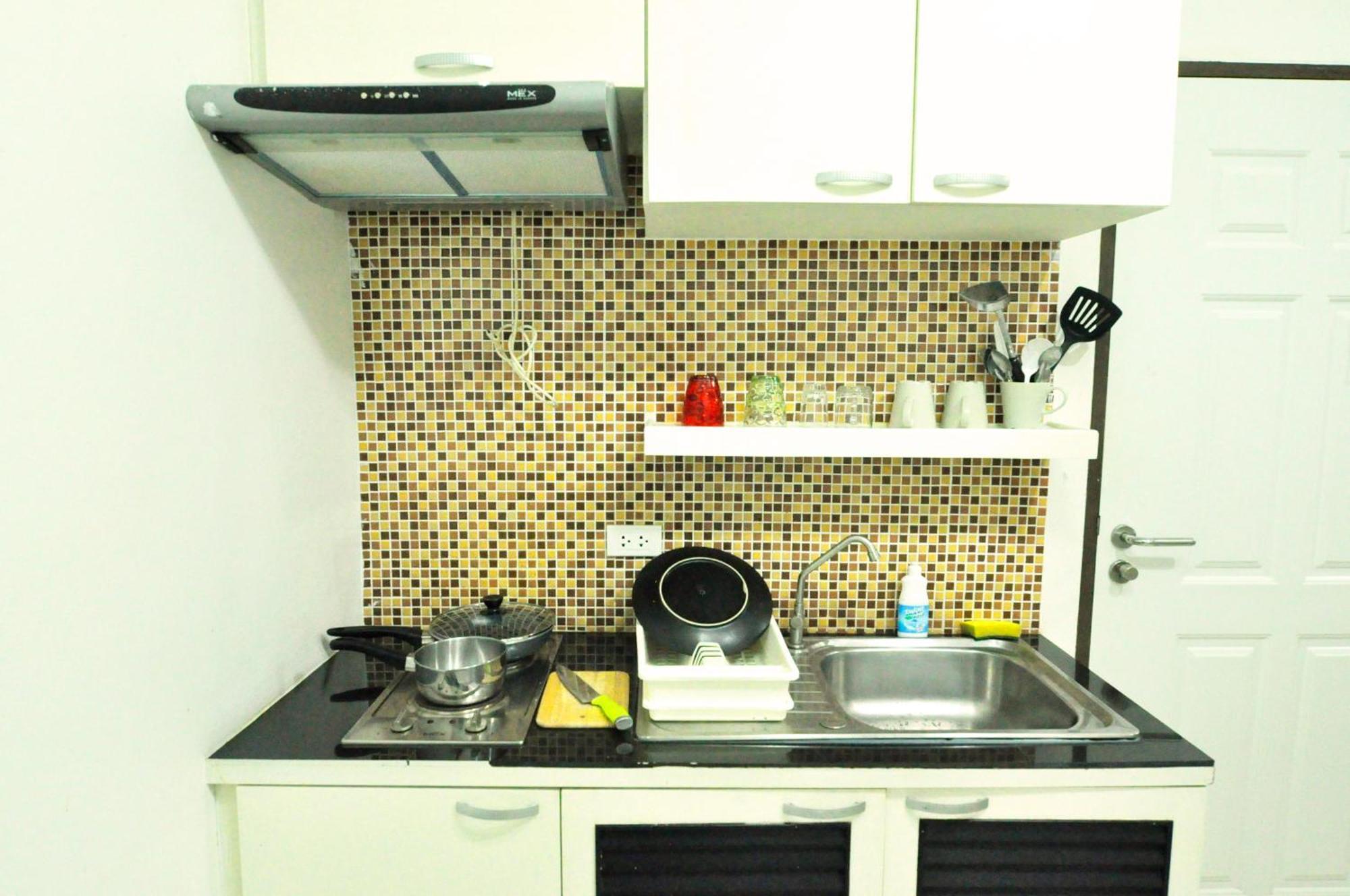 Baan Sabai Rama IV Apartment Бангкок Екстер'єр фото