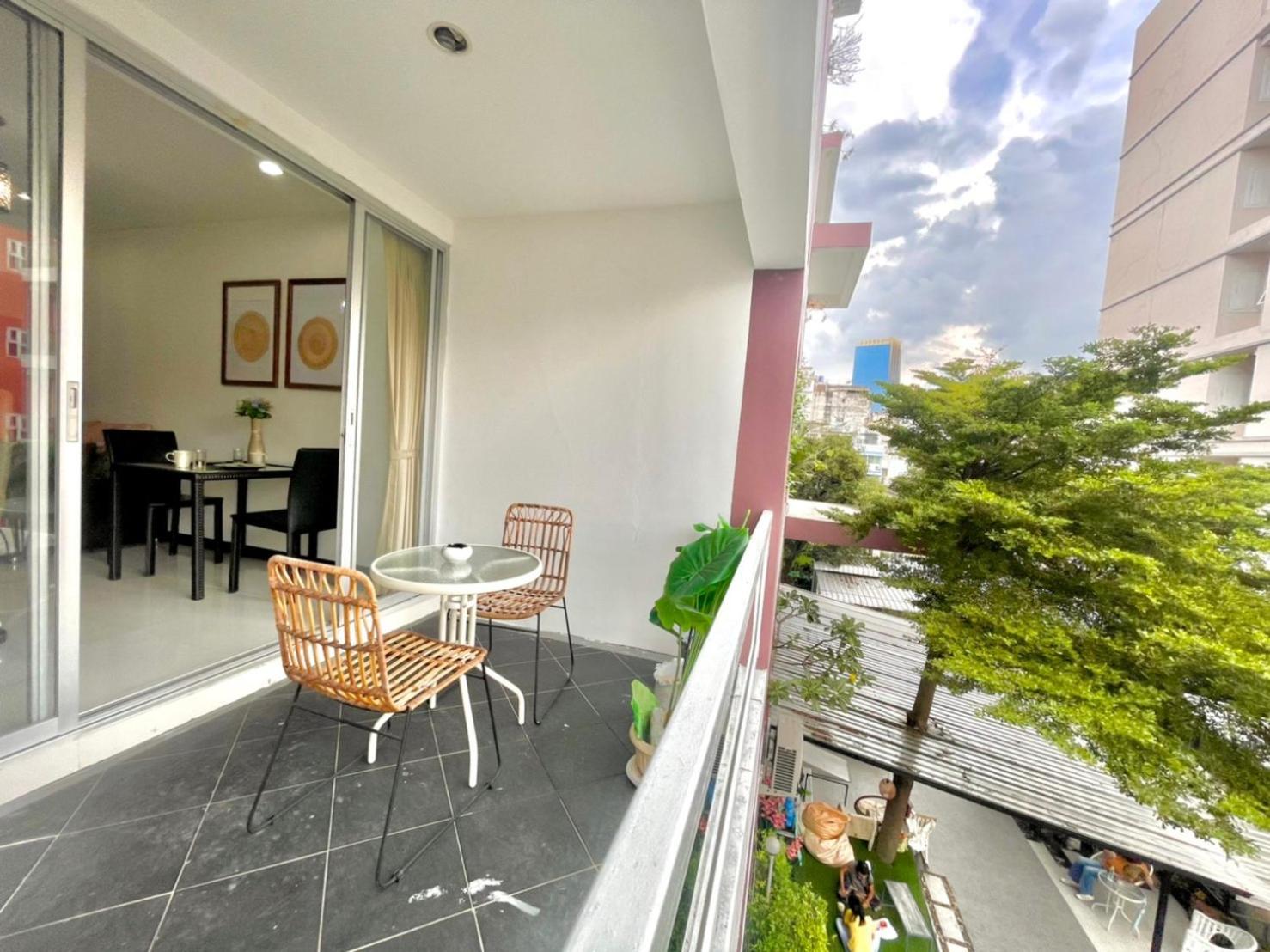 Baan Sabai Rama IV Apartment Бангкок Екстер'єр фото
