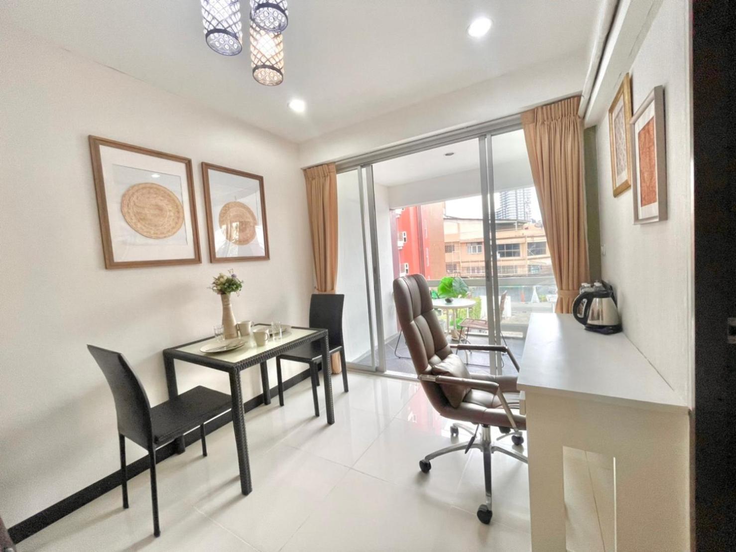 Baan Sabai Rama IV Apartment Бангкок Екстер'єр фото