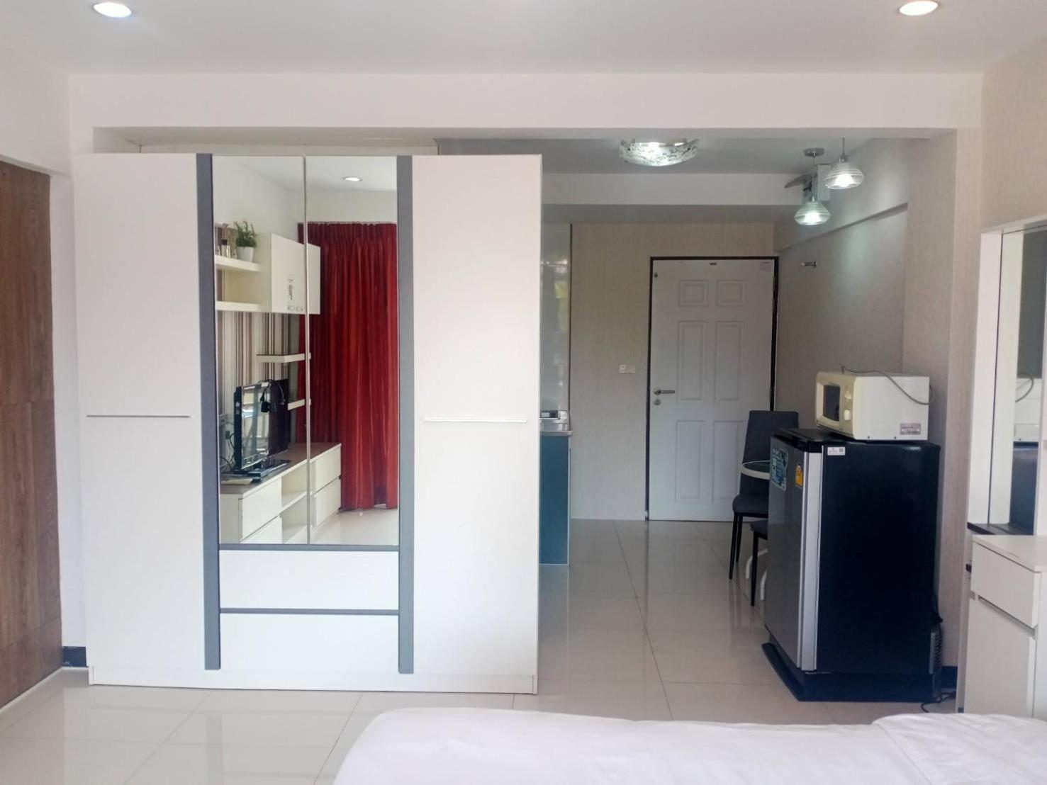 Baan Sabai Rama IV Apartment Бангкок Екстер'єр фото