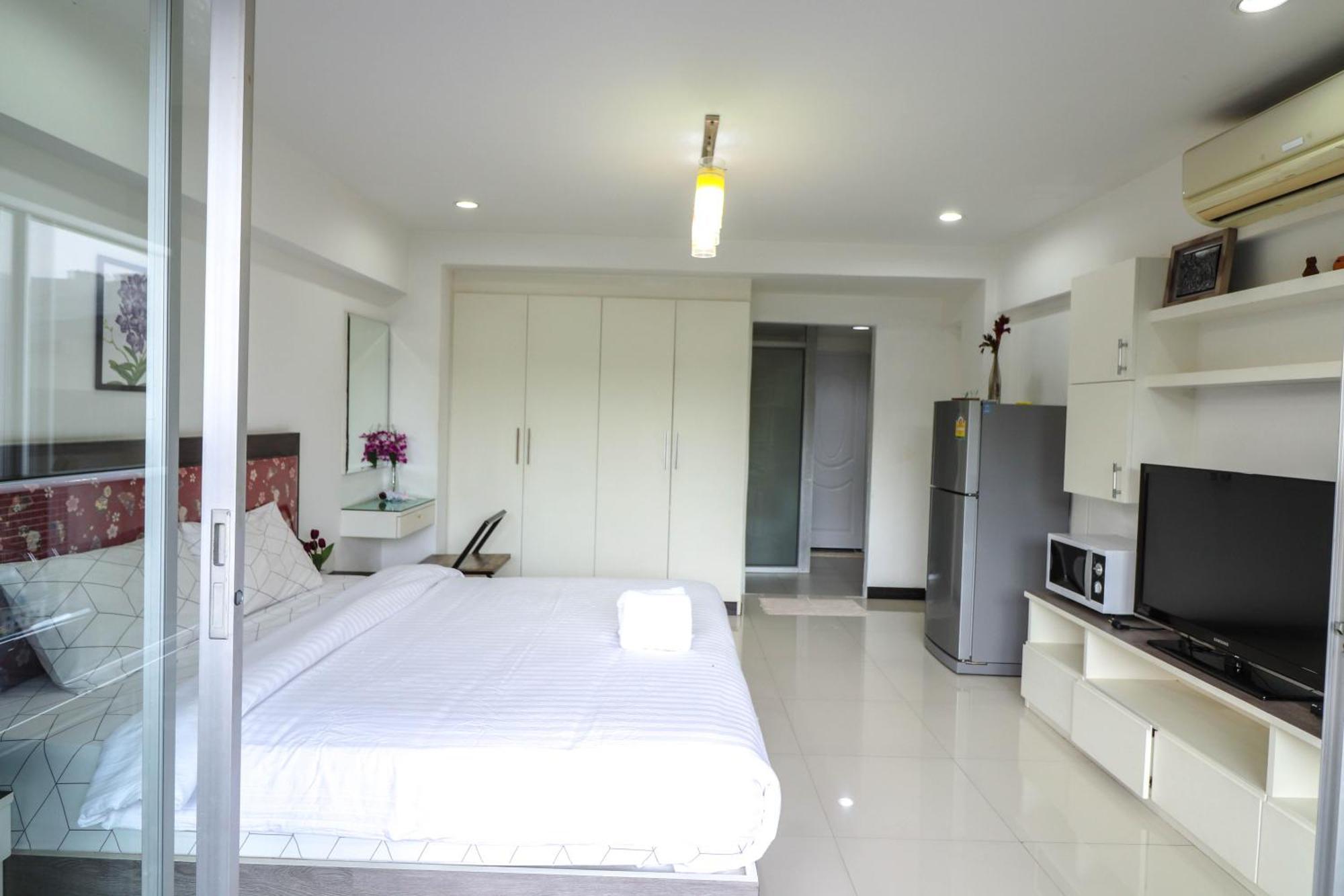 Baan Sabai Rama IV Apartment Бангкок Екстер'єр фото