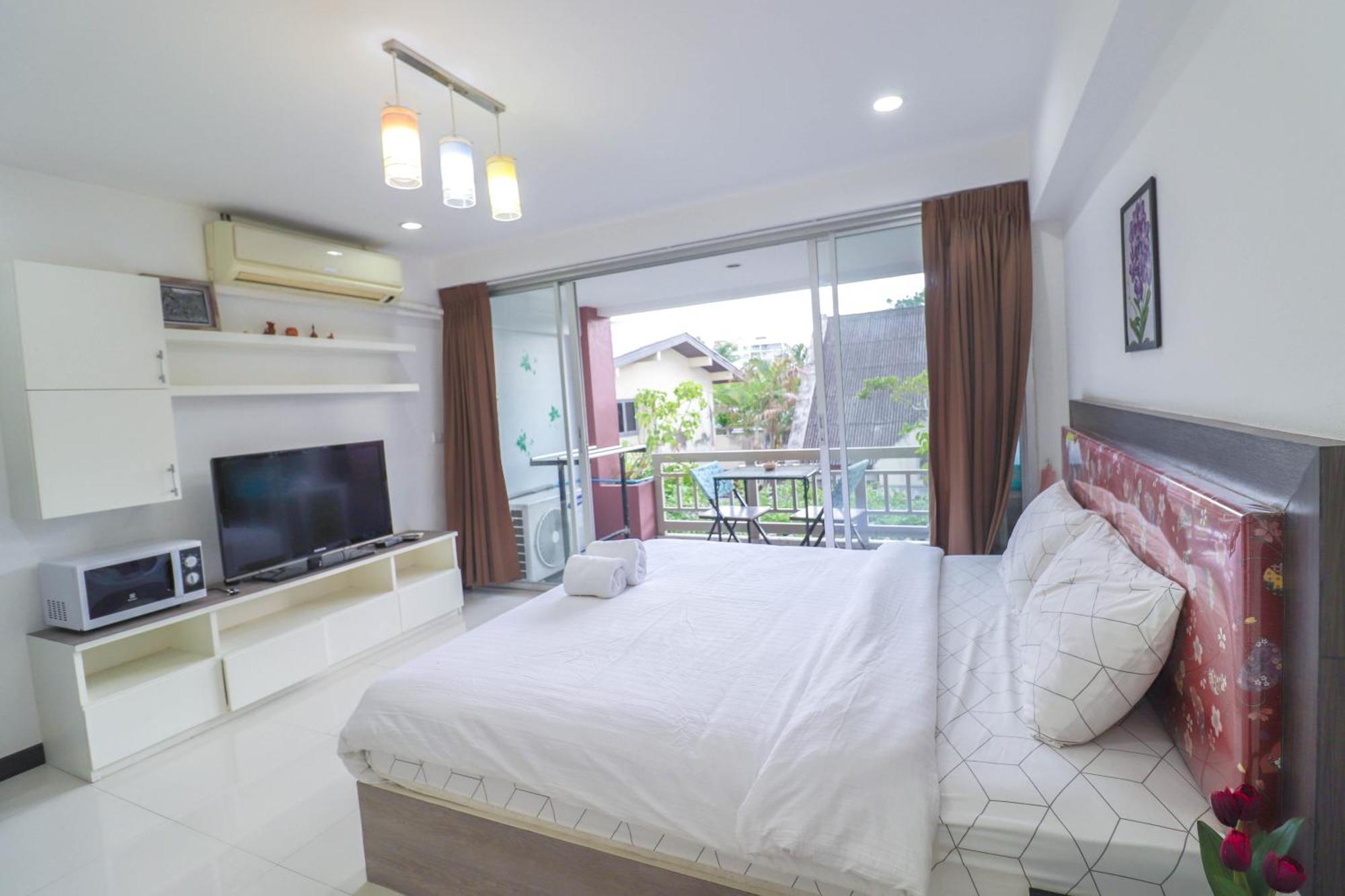Baan Sabai Rama IV Apartment Бангкок Екстер'єр фото