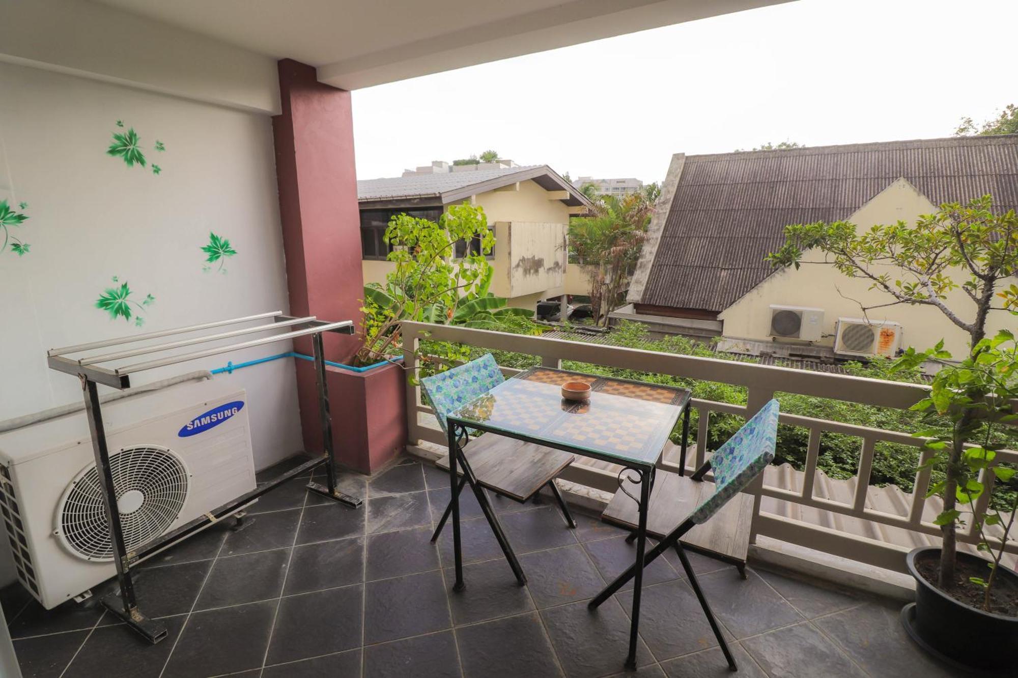 Baan Sabai Rama IV Apartment Бангкок Екстер'єр фото