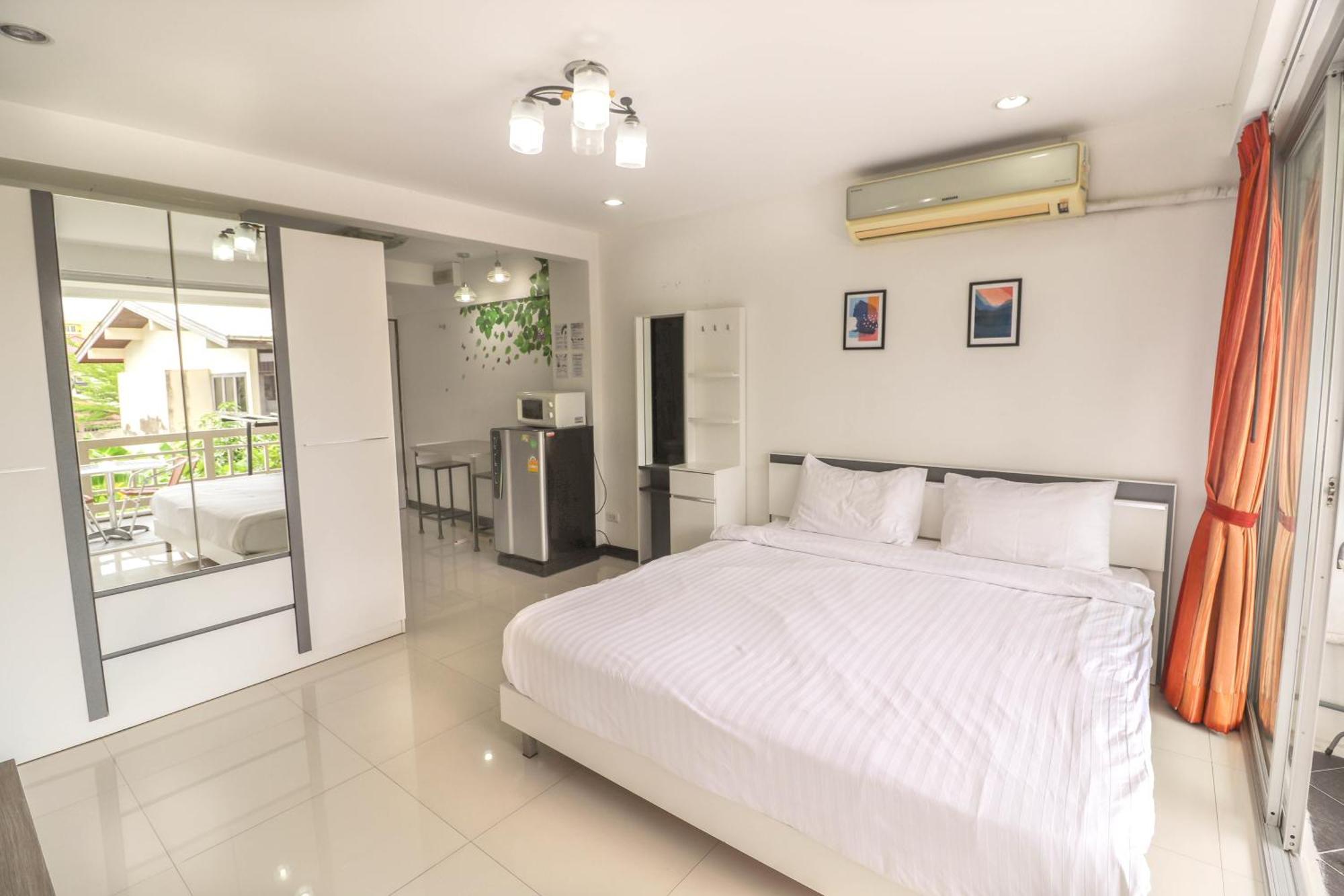 Baan Sabai Rama IV Apartment Бангкок Екстер'єр фото