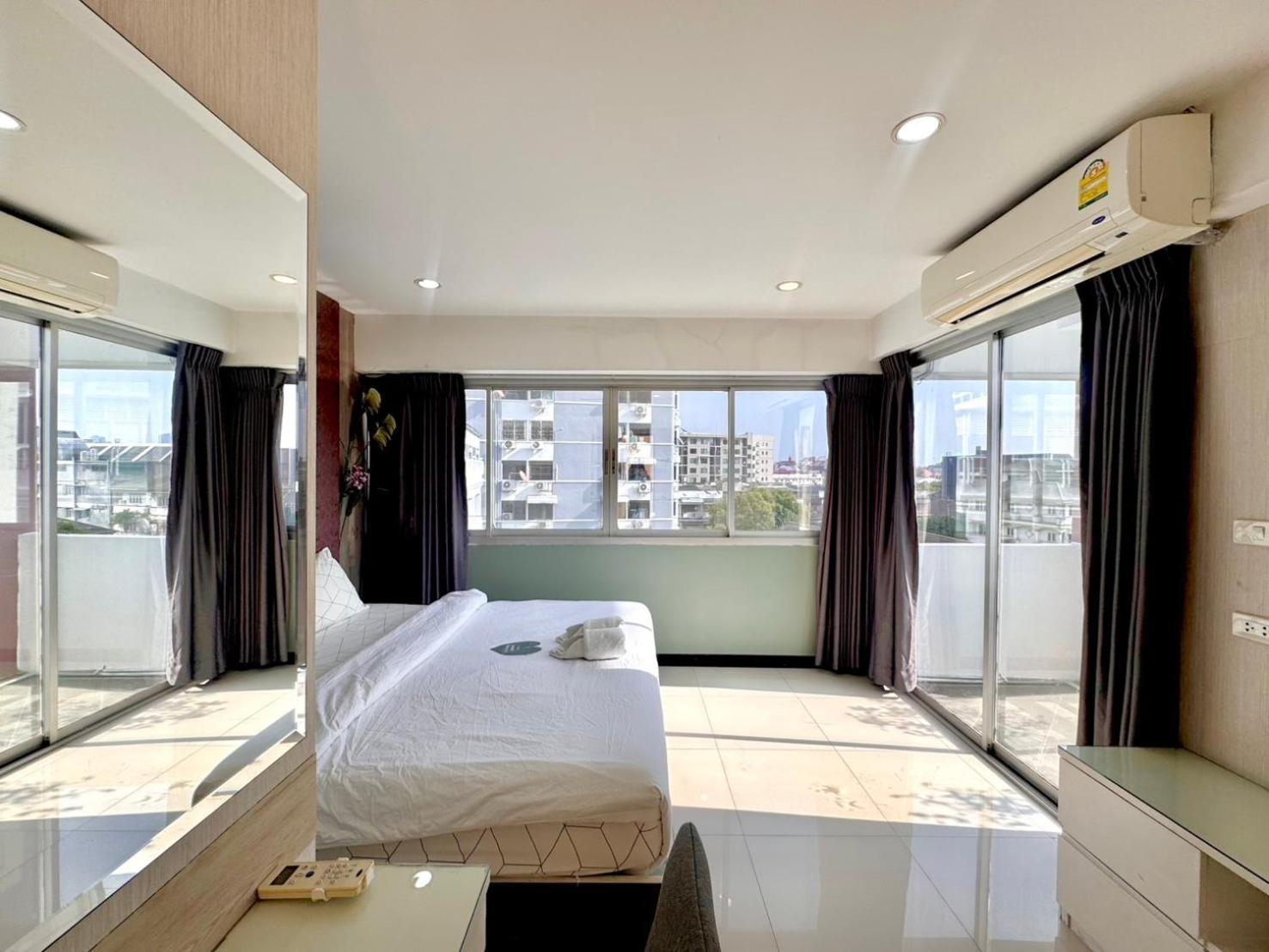 Baan Sabai Rama IV Apartment Бангкок Екстер'єр фото