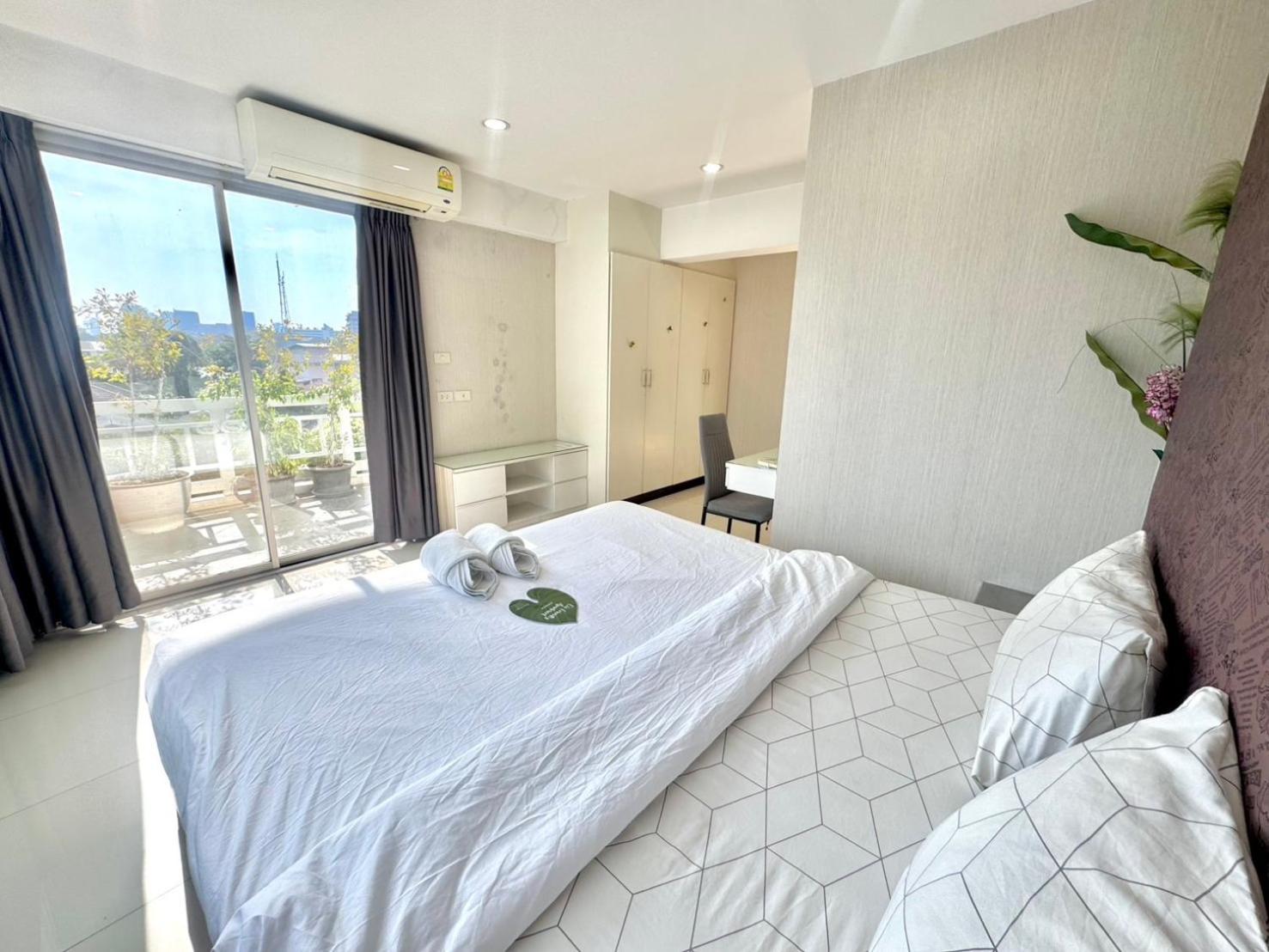 Baan Sabai Rama IV Apartment Бангкок Екстер'єр фото