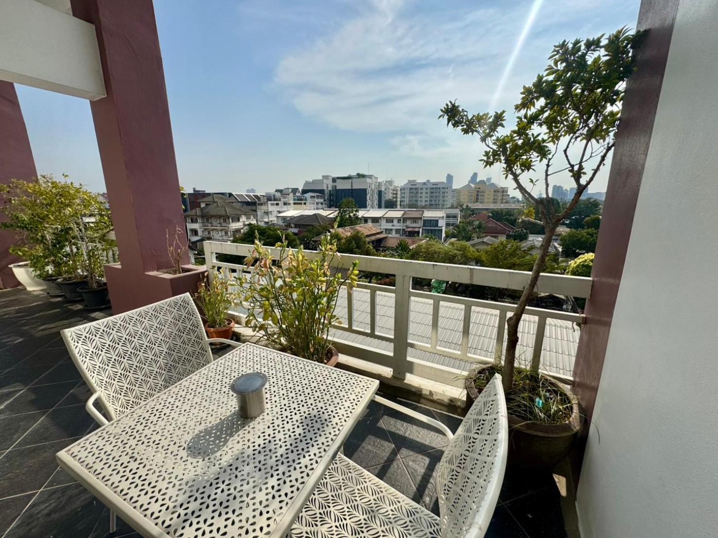 Baan Sabai Rama IV Apartment Бангкок Екстер'єр фото