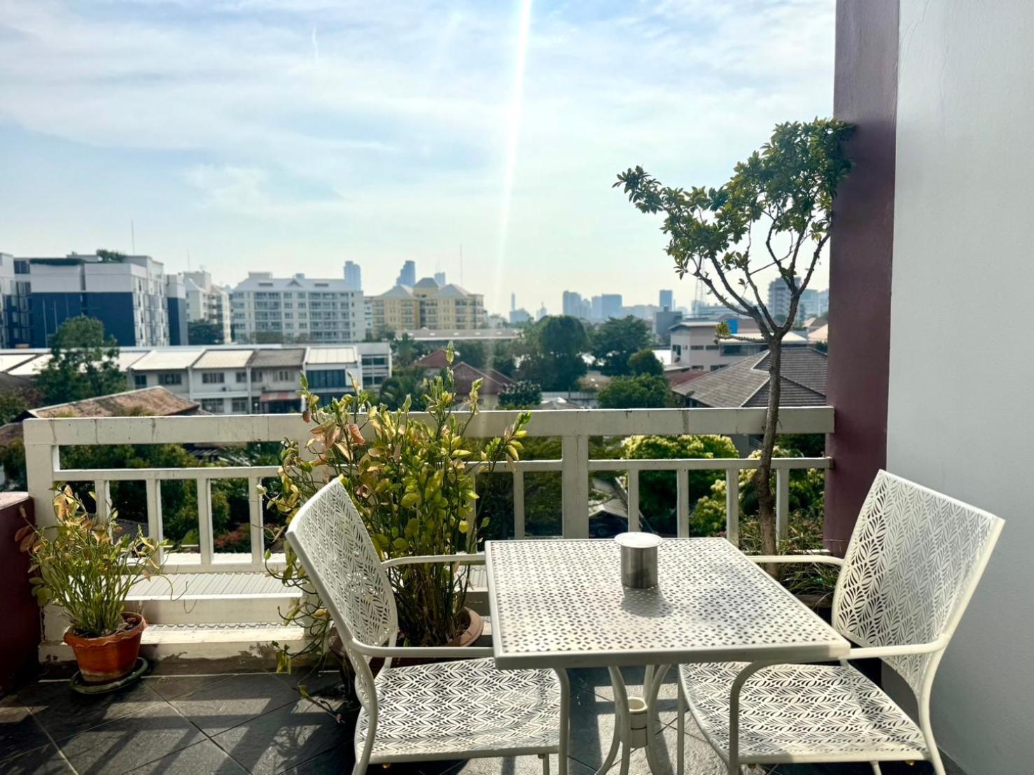 Baan Sabai Rama IV Apartment Бангкок Екстер'єр фото